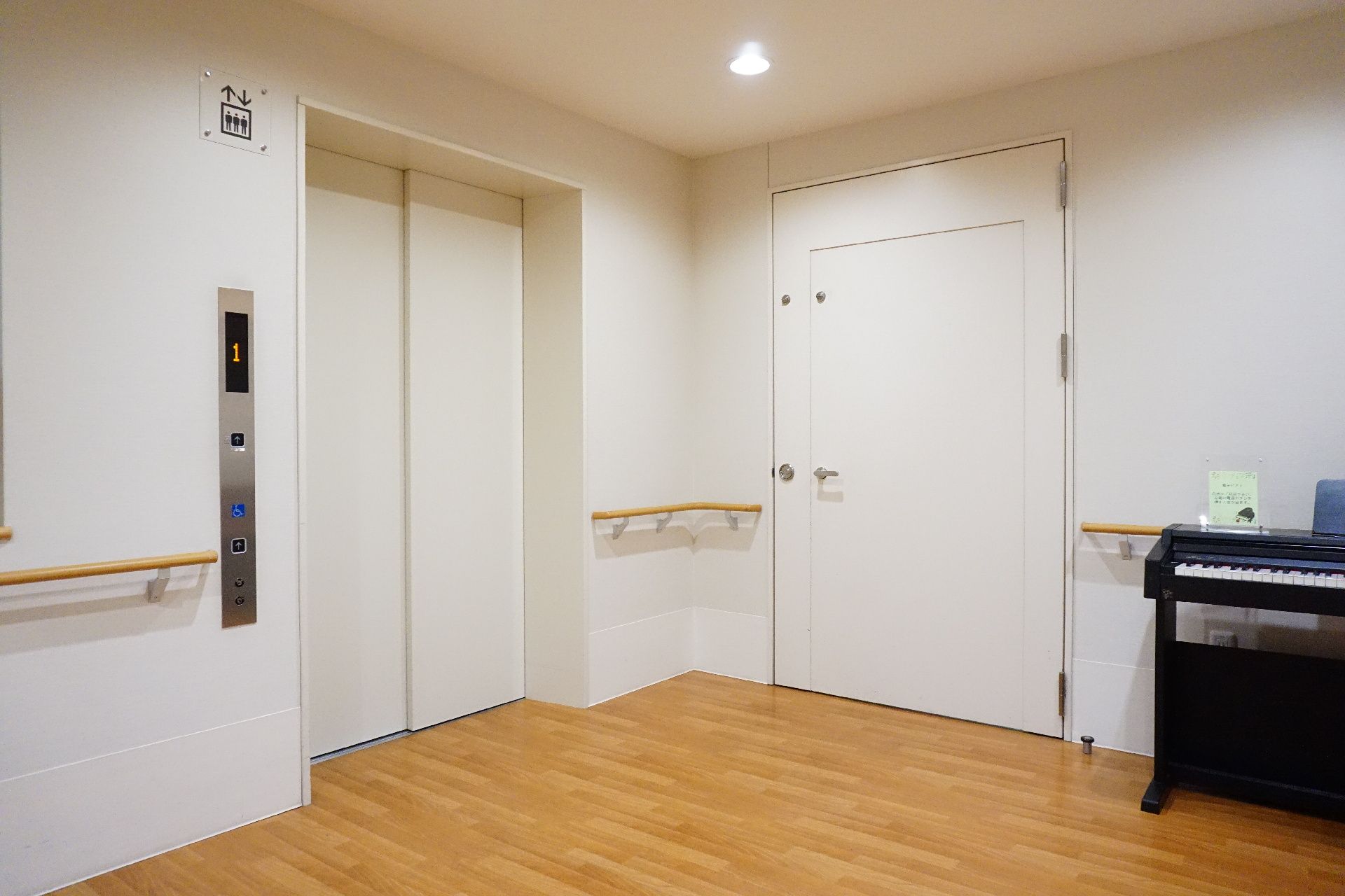 手すりが設置され、入室するのが楽になったエレベーター