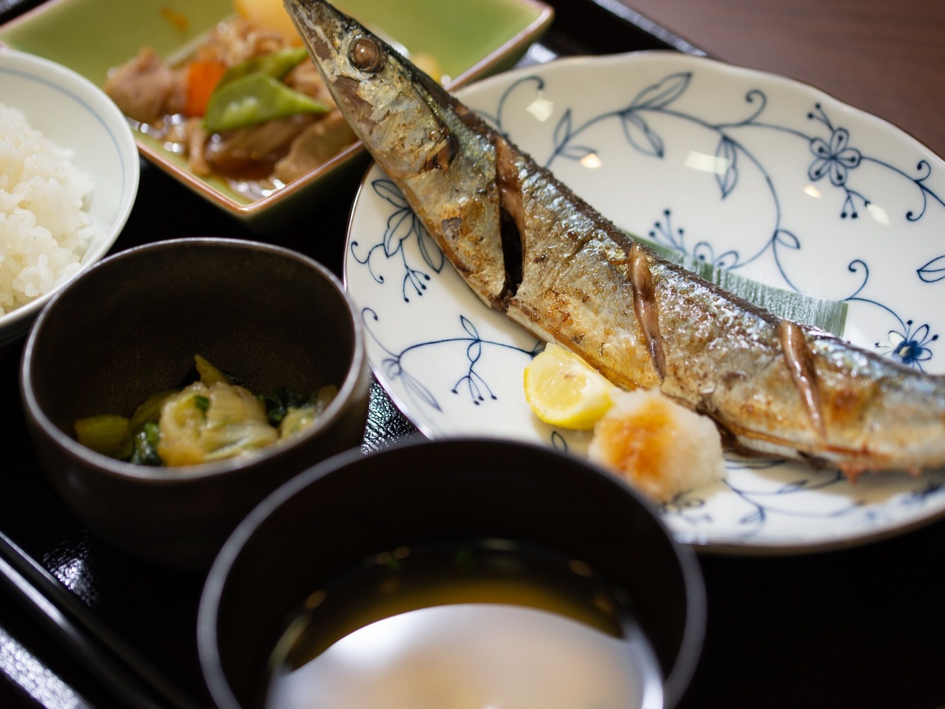 焼き魚がメインの、栄養バランスがよく考えられた食事