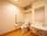 広々とした手すり付きのトイレと、清潔な手洗いスペース