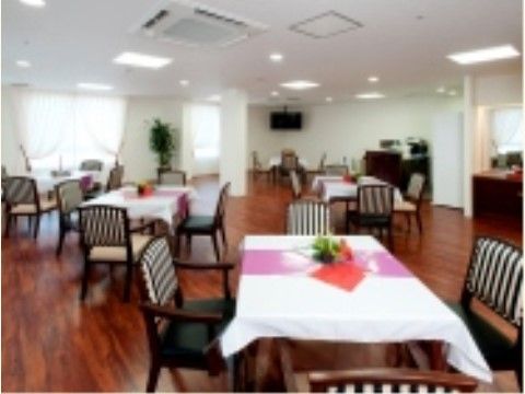 複数の４人掛けのテーブルと椅子が置かれているダイニング