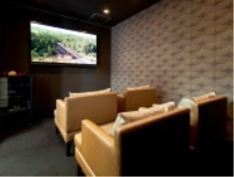 館内にはシアタールームを完備している。ソファに座りながら映画を楽しめるのも、入居者様の楽しみの一つである。