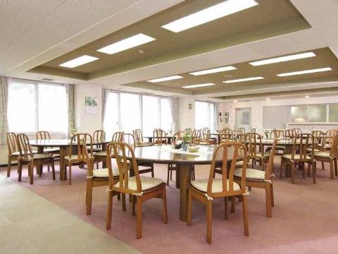 「敬老園 札幌」の食堂。複数の窓を設置しており、照明がなくても明るい。