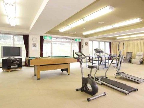 「敬老園 札幌」の多目的ホール兼機能訓練コーナー。リハビリ室と娯楽を一緒にしている。