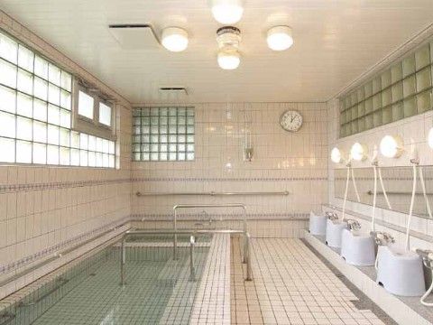 「敬老園 札幌」の大浴場。一段一段低い段差を浴槽に設けている。