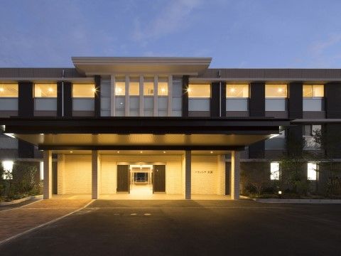 敷地内に広い駐車場が完備されている、２階建ての住宅