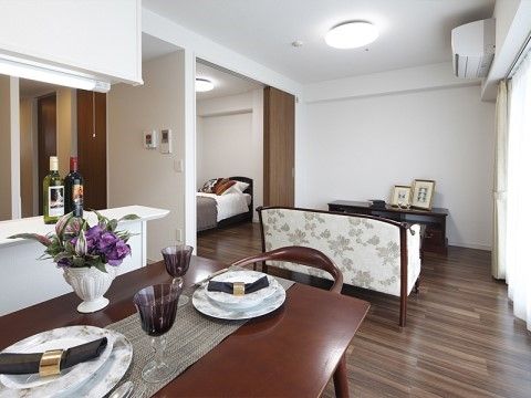 モニター付きのインターホンが設置されている、洋室タイプの部屋