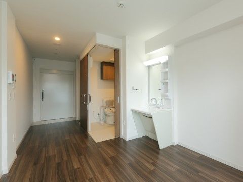 フットレスタイプの大きな洗面台が備え付けられている一人部屋
