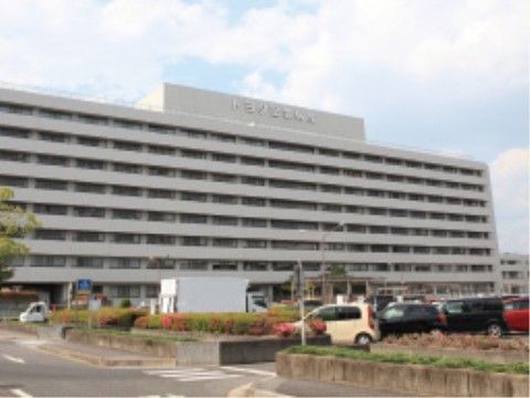 駐車場にたくさんの車が停まっている、大きな総合病院