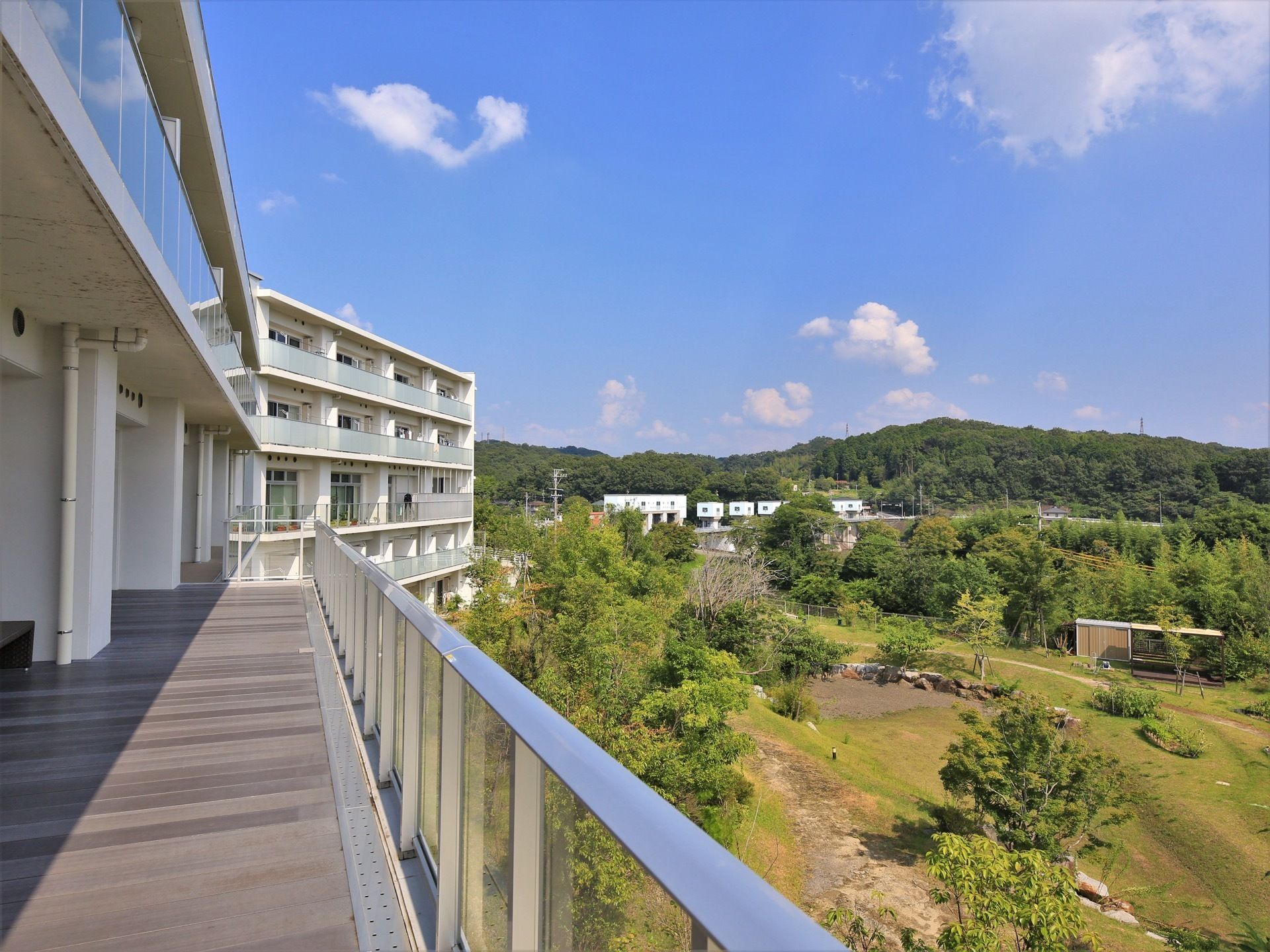 白い建造物で、居室から庭園や大空を眺めることができる。広々としたベランダがあり、日当たり良好である。