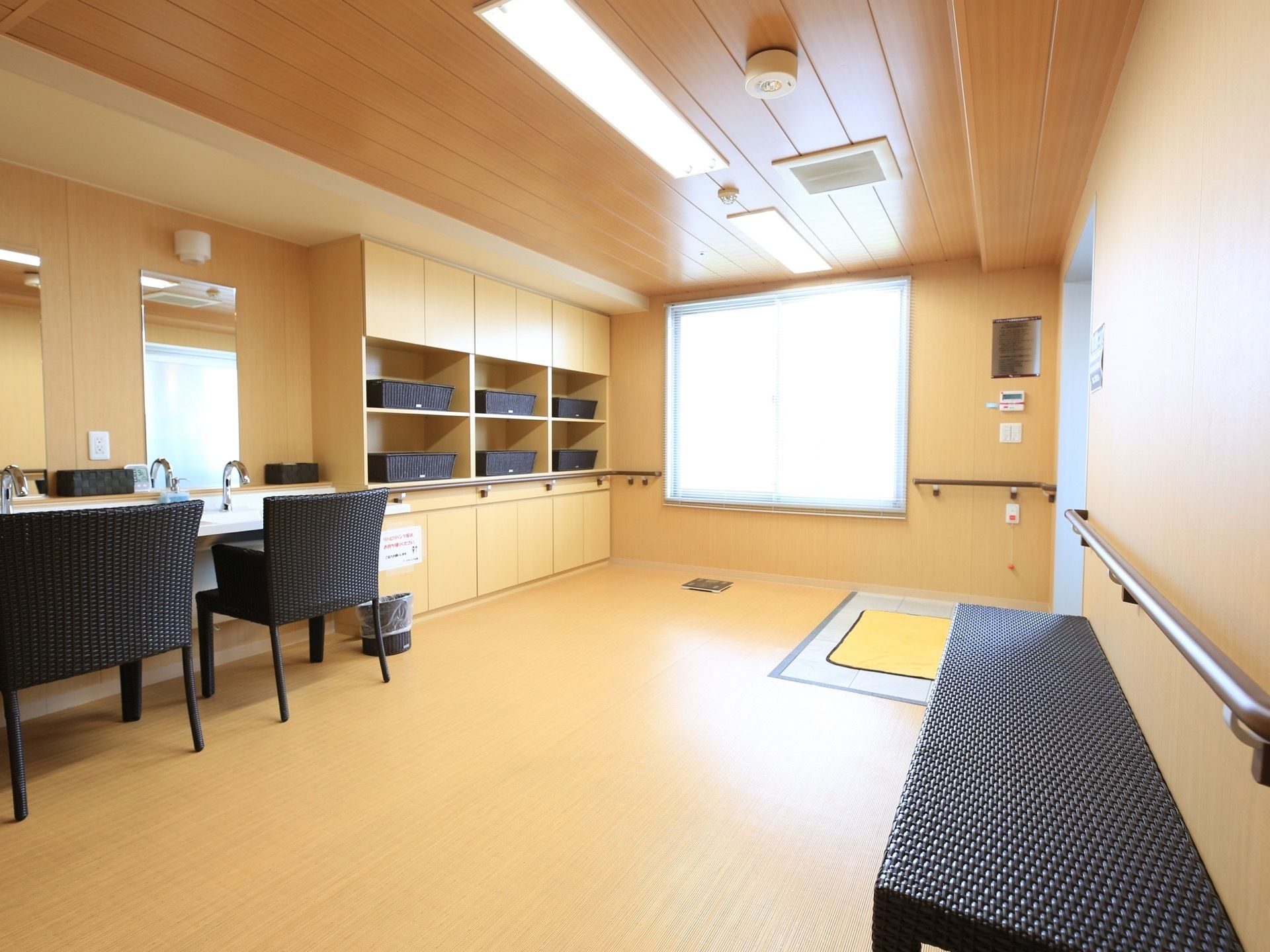大浴場には広く開放的な脱衣所があり、大勢で利用しても快適に身支度を行うことができる。手すりが随所に備わっている。