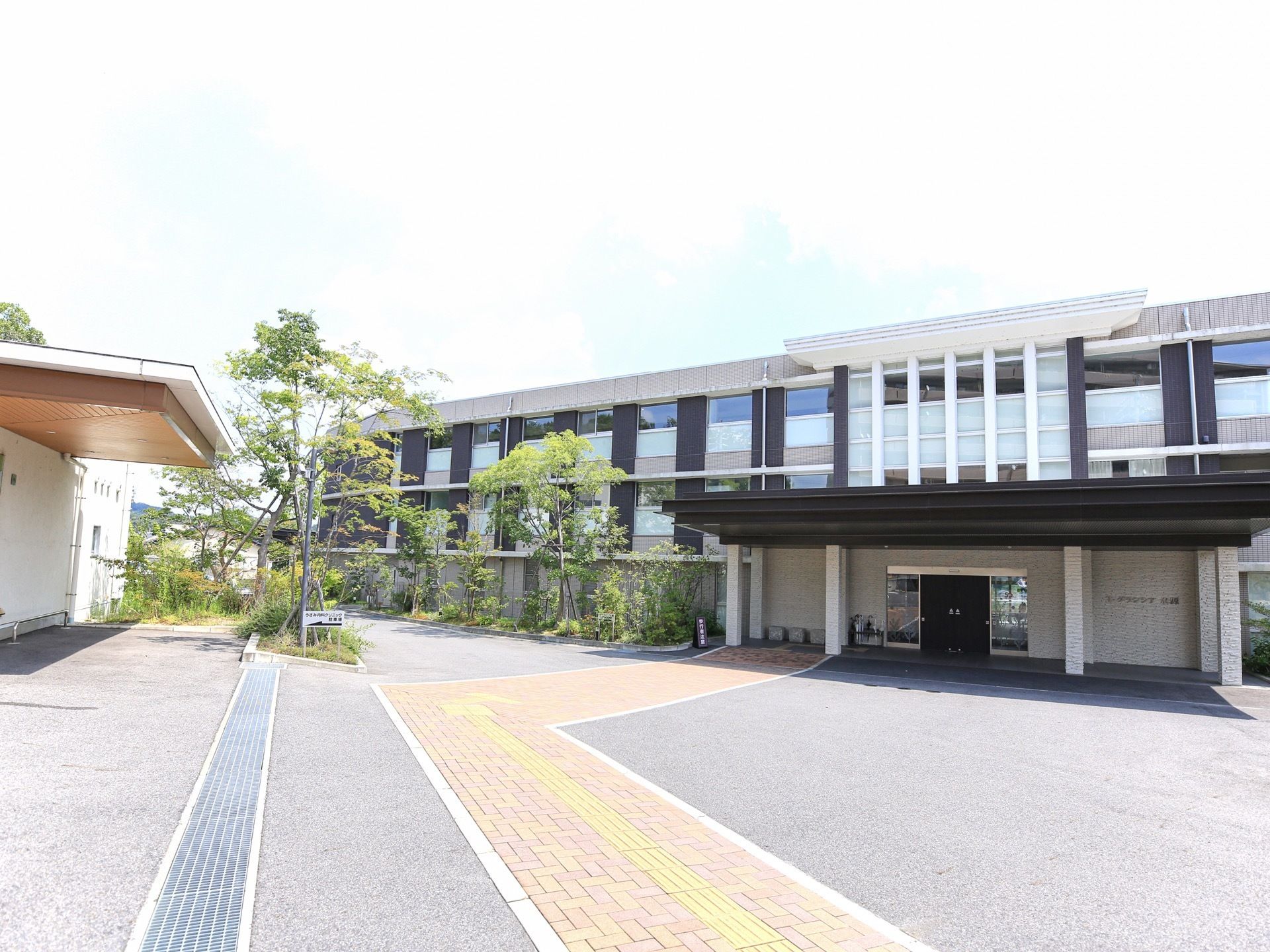 玄関先は広々としており、車が自由に出入りすることができる。安全に行き来できるよう、歩行者専用の歩道スペースを用意。