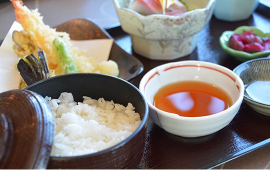 天ぷらの盛り合わせと刺身のセット