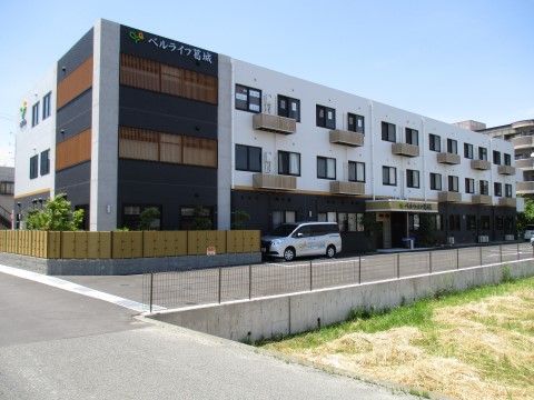 建物は3階建てで全体的には白を基調としている。建物の前には広い駐車場の敷地があり、入口は駐車場に面した側になっている。