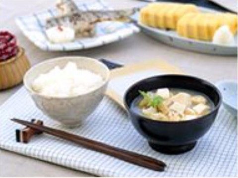 日常のお食事は施設内で手作りして提供している。季節に合わせた家庭的なメニューである。介護食にも対応可能である。