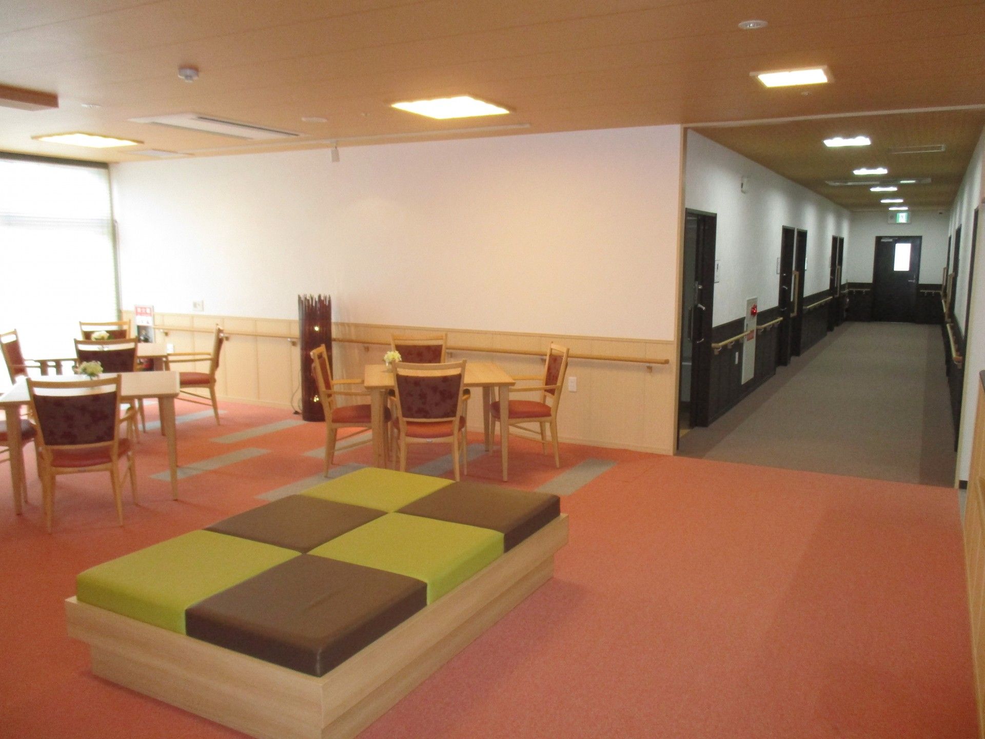 ステージで歌う女性たちのコーラスを聴いている入居者様たち