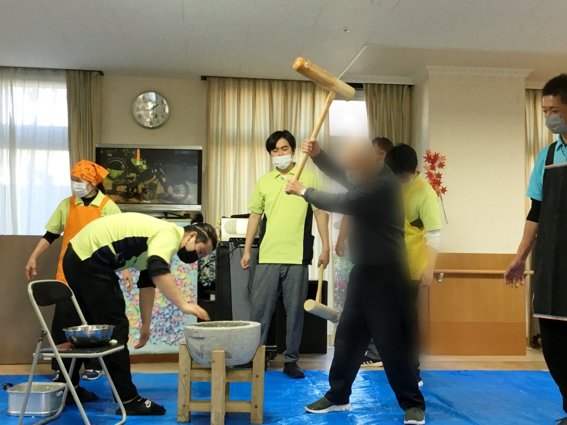 厨房の前に造られた天ぷらの屋台で調理をする３人のスタッフ