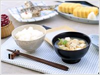 ごはんと味噌汁がセットになった和食