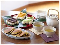 お茶のセットと、串団子やどらやき