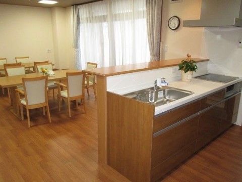 木のぬくもり感たっぷりの、オープンキッチンが設置されている。カウンターを設けており、食事を並べるのに便利である。