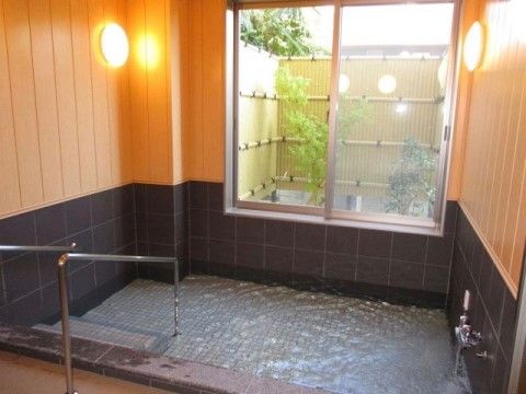 グレーの腰板を設置した、おしゃれなデザインの浴室である。外の景色を眺めながら、至福のひと時が過ごせる。