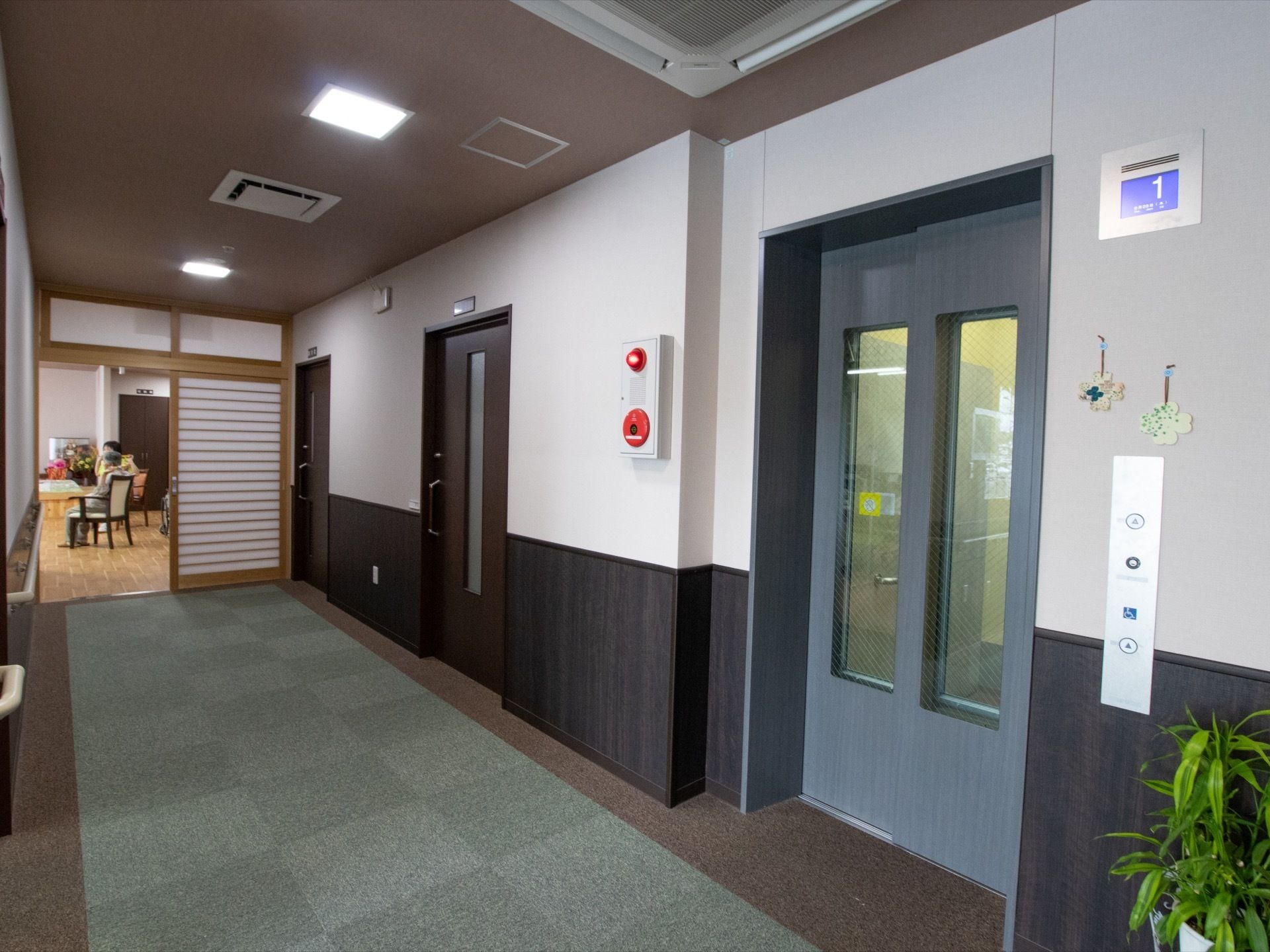 茶色やベージュで温かみがある。通路は幅が広く、手すりがあり扉も横開きなので、車椅子でのご利用も安心していただける。