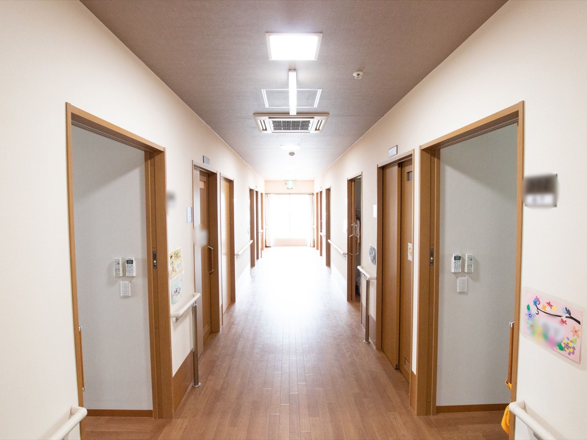 部屋の入口は段差をなくし、十分な間口を確保している。入居者様の目の高さに合わせてお名前を分かりやすく表示している。