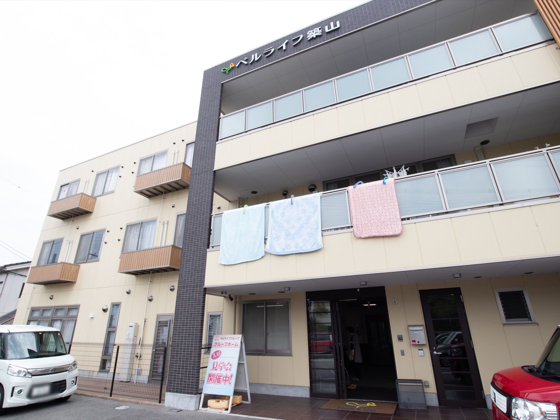玄関のすぐ前に車を寄せることができるので楽に外出できる。お部屋には広いベランダがあり、安全面は十分に考慮されている。