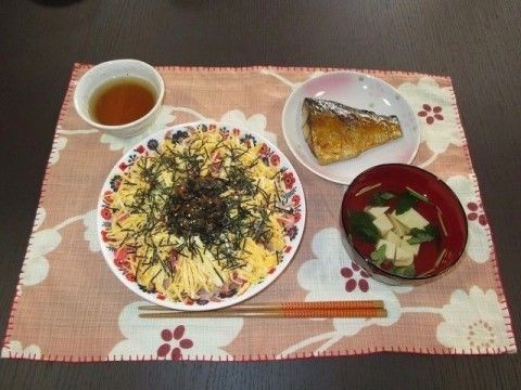 花柄のランチョンマットに、食事が置かれている。毎日いろいろな食事が提供され、入居者様の食欲をうながす。
