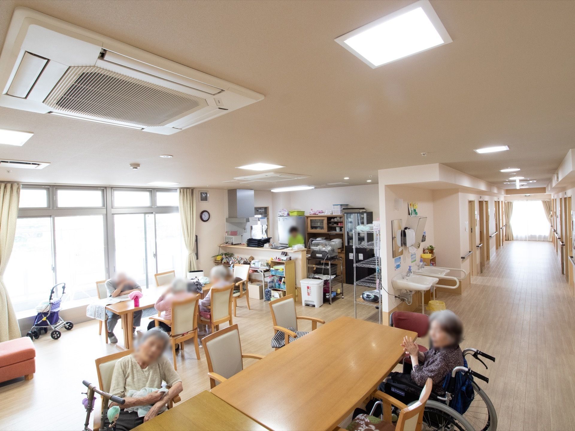 入居者様が自由に過ごすことができる、通路途中に設けられたリビング