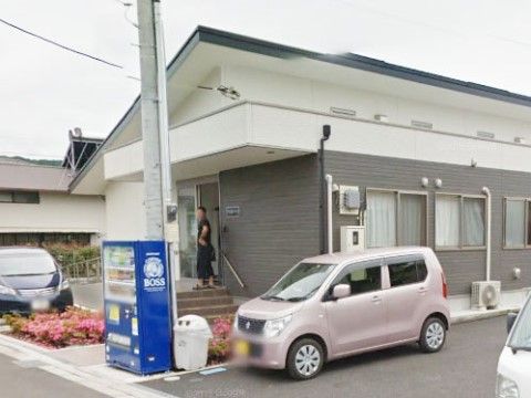 １階が灰色で２階が白色の建物である。入口の段差にはスロープが設置されており、車椅子をご利用の方も安全にご使用できる。