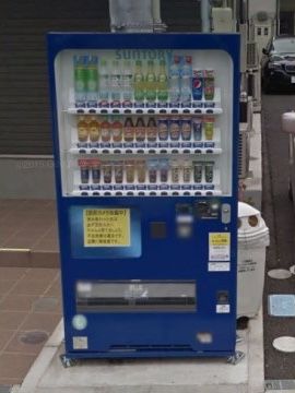 施設の目の前には自動販売機が設置されており、何か飲み物が欲しいときは、入居者様はすぐに購入することができる。