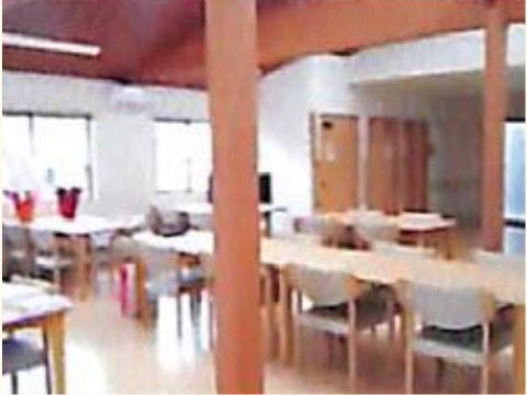 床、柱、天井などに木材が用いられており温かみのある空間である。４人掛けの机がいくつも並べられている。日当たりの良い窓がある。