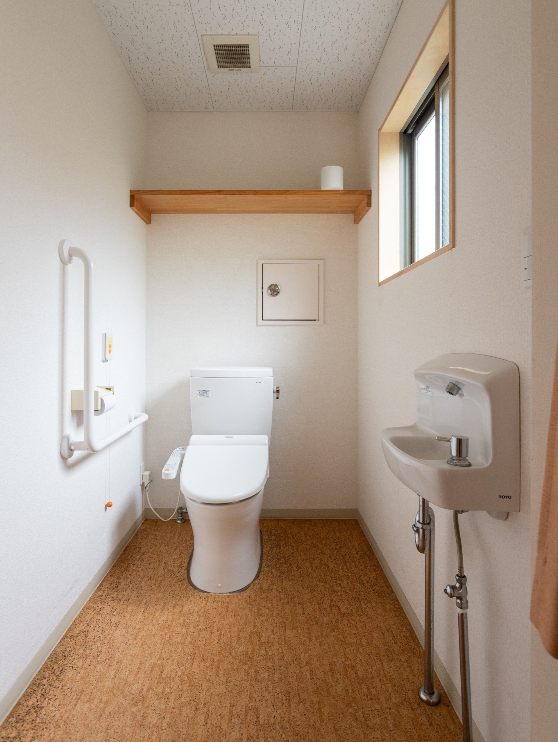 手すり付きトイレ空間