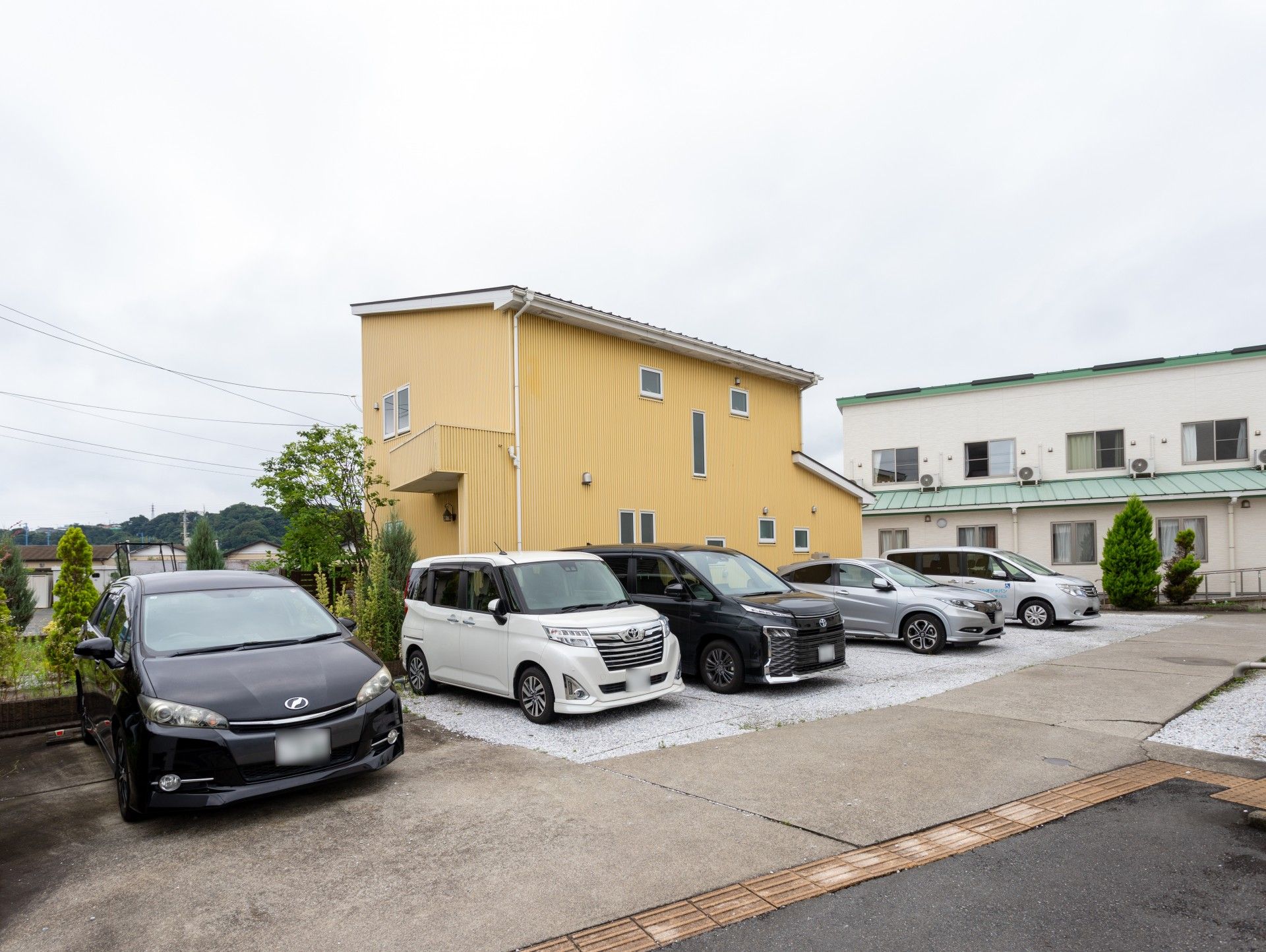 黄色い建物と駐車場