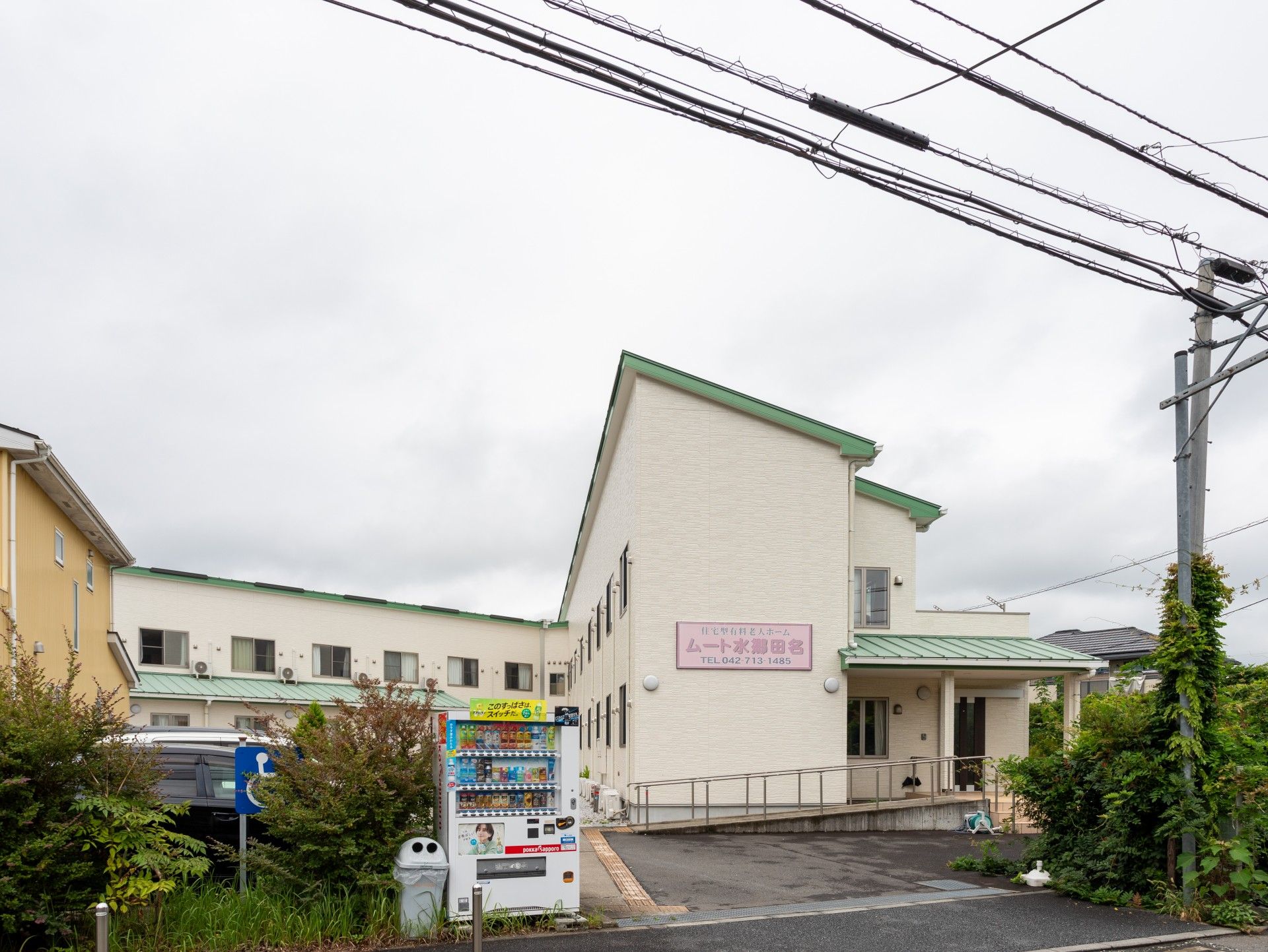 ゆったりとした外観の建物