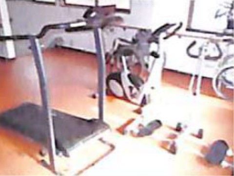 太陽の光が差し込む明るい空間で、トレーニングできる器具をご用意。簡単な動作から、ゆっくりと自分のペースで進めていただける。
