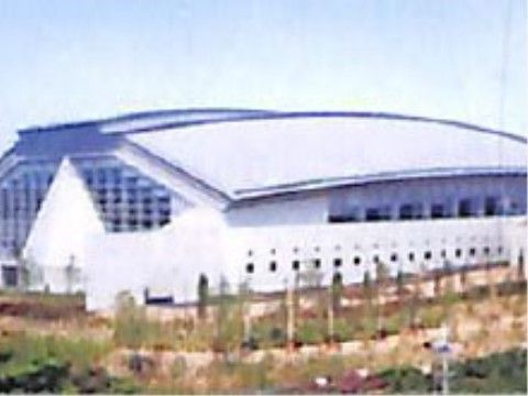 施設近郊に、室内でプールが楽しめる空間がある。大きいプールなので、のびのびと泳いだり、歩いたりできる。