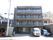 建物は４階建てで、コンパクトな外観。入居者様のプライバシーに配慮して、バルコニーにすりガラスを設置した。