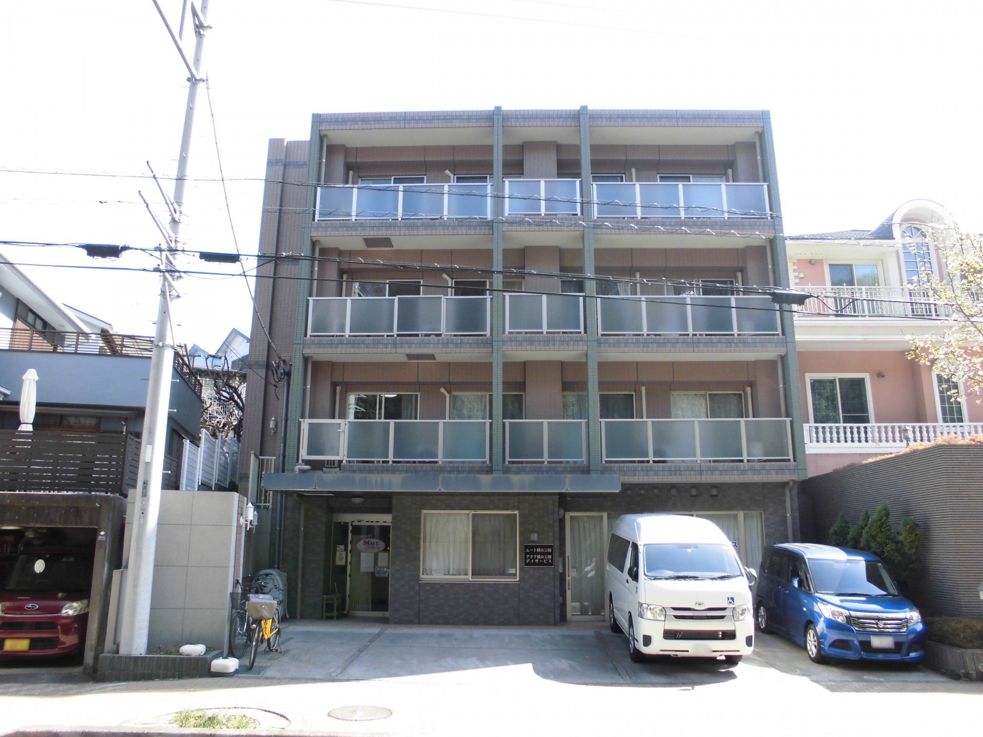 マンションのような外観で、施設らしさが無く、近寄りやすい雰囲気となっている。施設前には駐車場を用意している。
