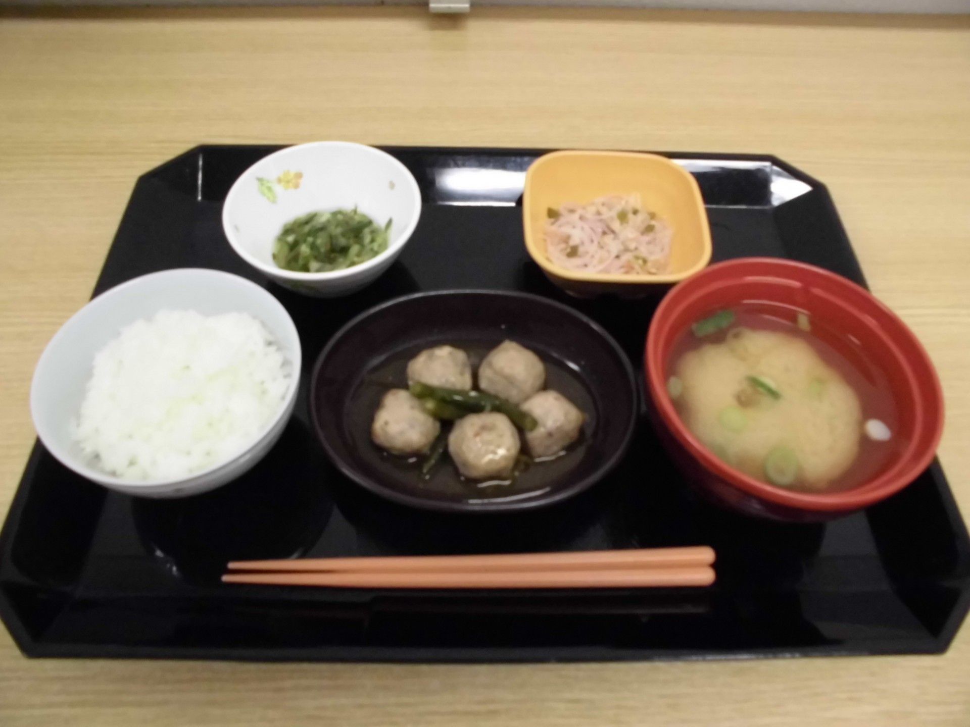 肉団子や野菜の和え物、ご飯と味噌汁のセット