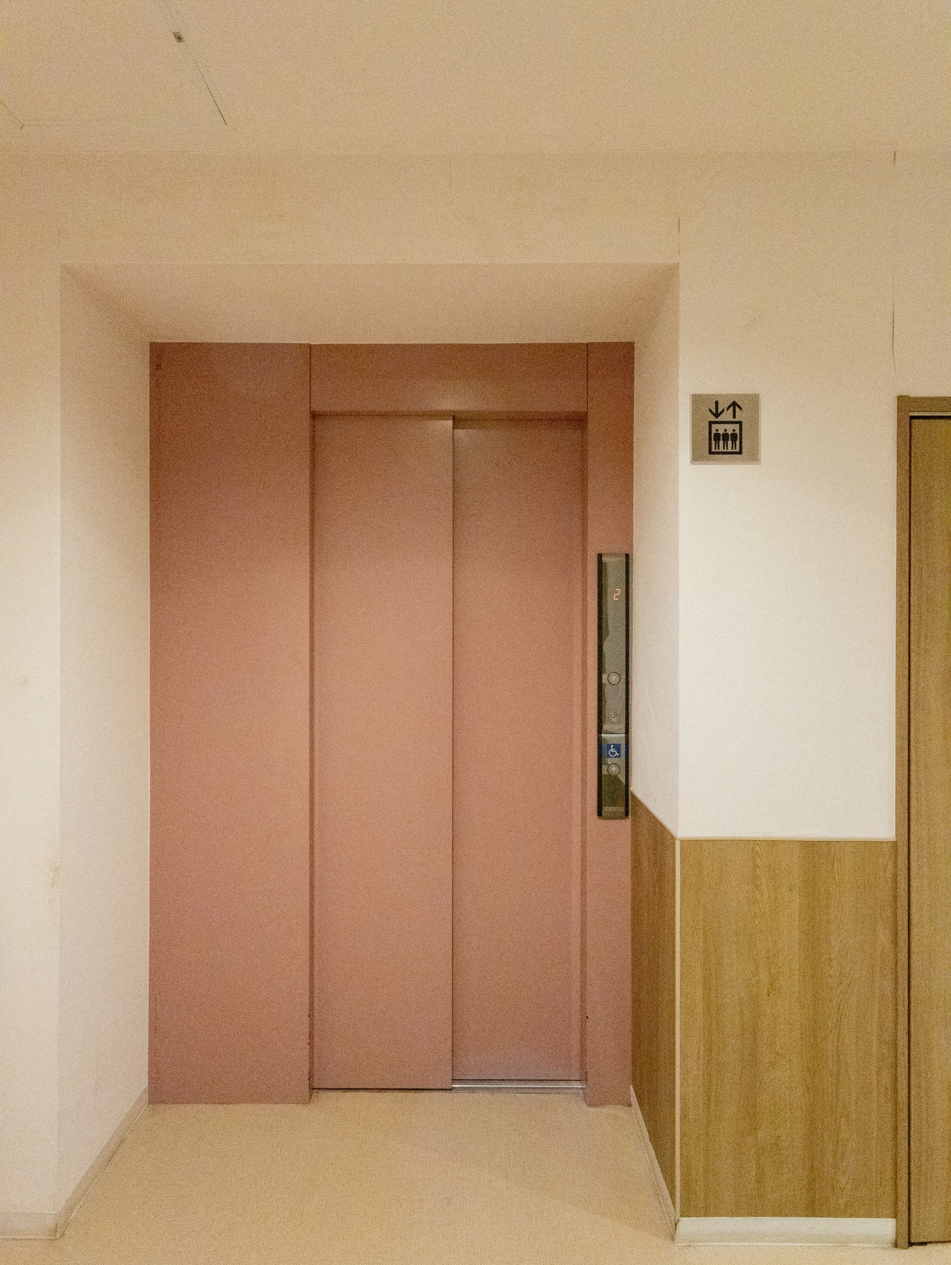 バリアフリー設計のエレベーター