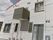 施設の建物の外観である。白色を基調としたモダンなデザインである。2階建ての建物の屋根の下部は、濃いピンク色である。
