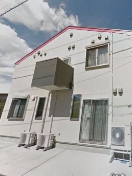 施設の建物は2階建てで、白色の外壁である。施設の建物の周辺は白色系のコンクリートの舗装がなされている。