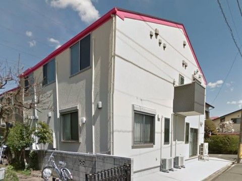 施設は住宅街の一角に立地している。2階建てで、白色を基調とした建物である。屋根の下部はピンク色である。