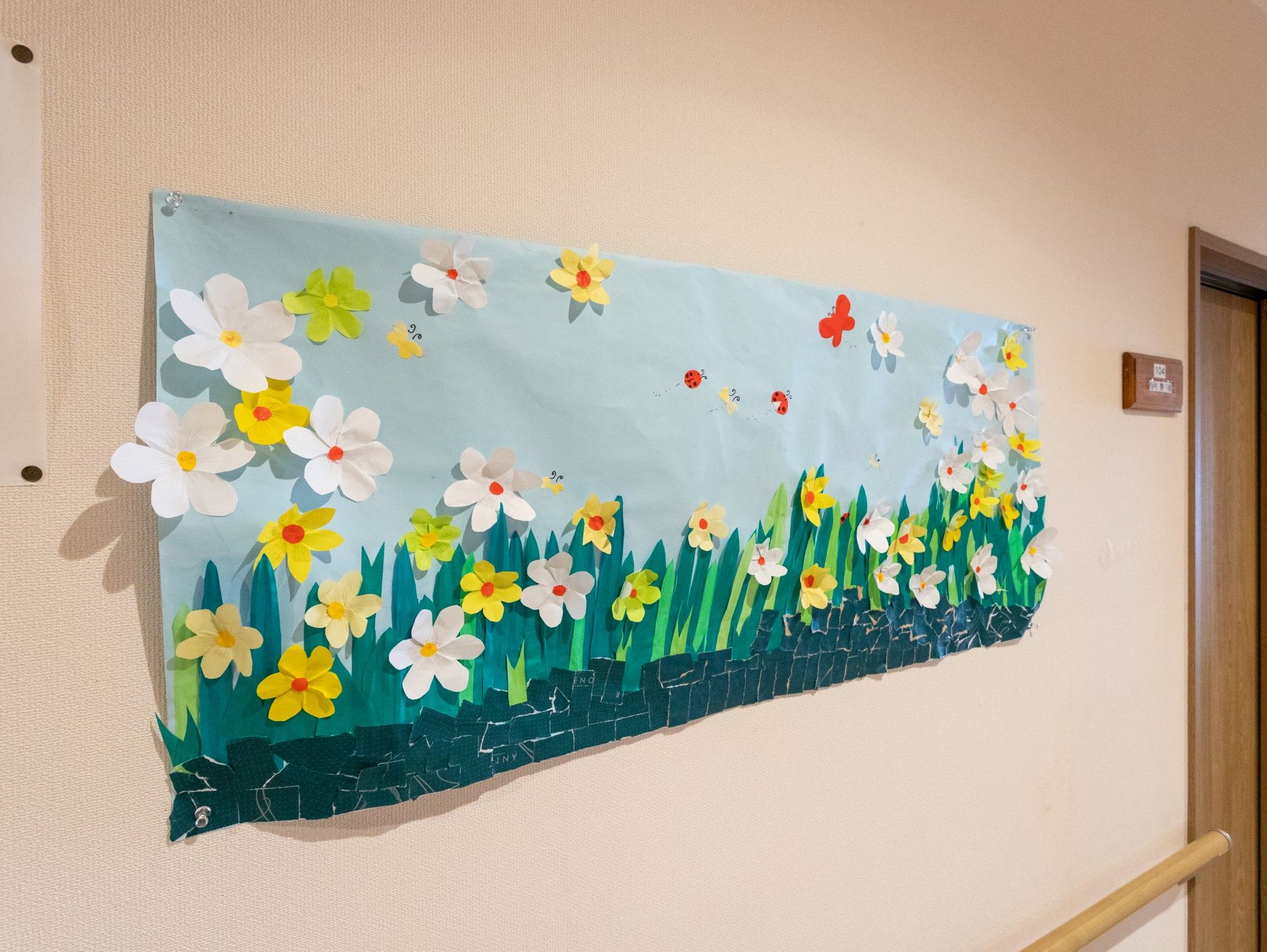 壁に飾られた花の壁画