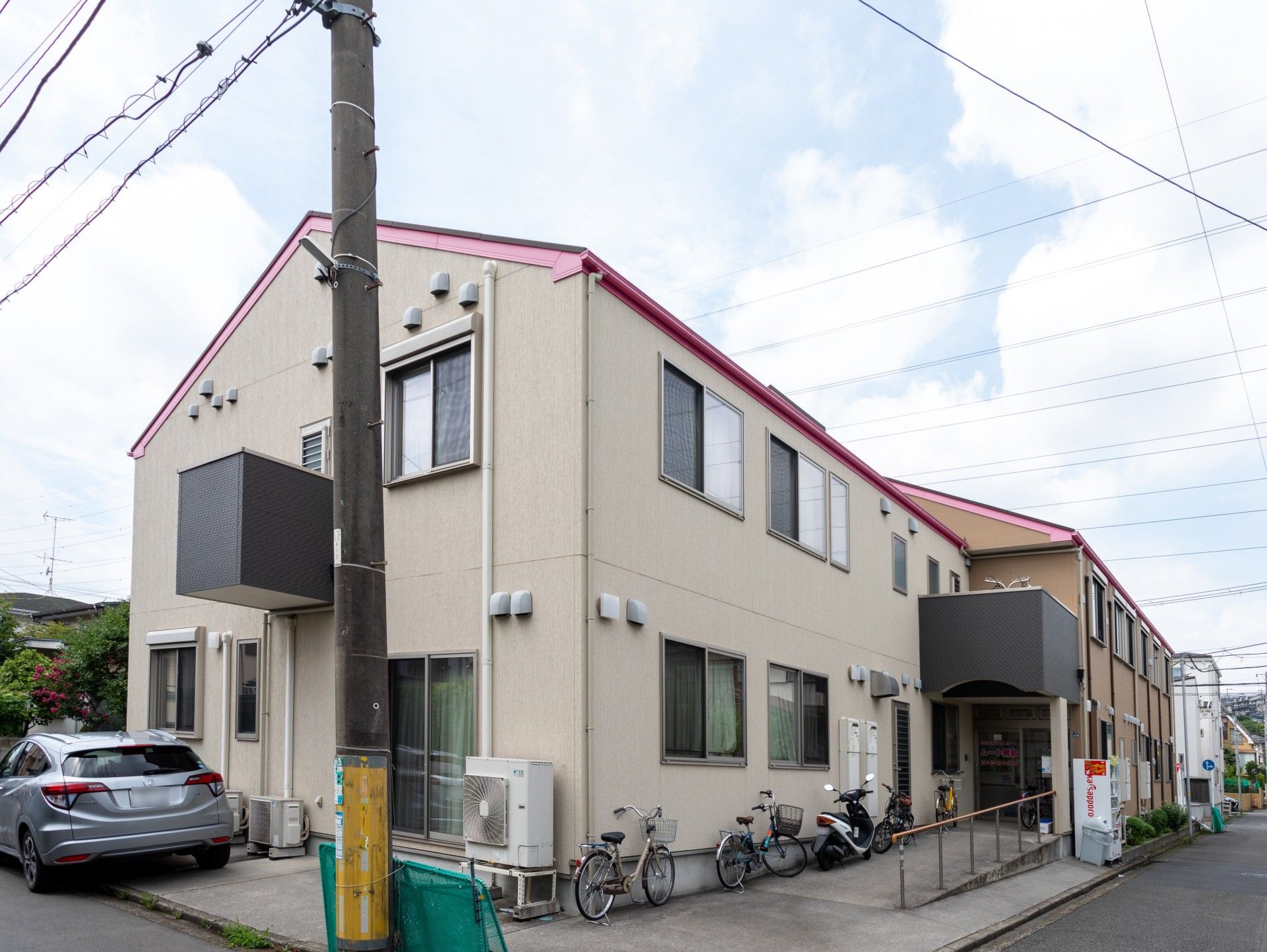 2階建ての住宅型有料老人ホームの外観