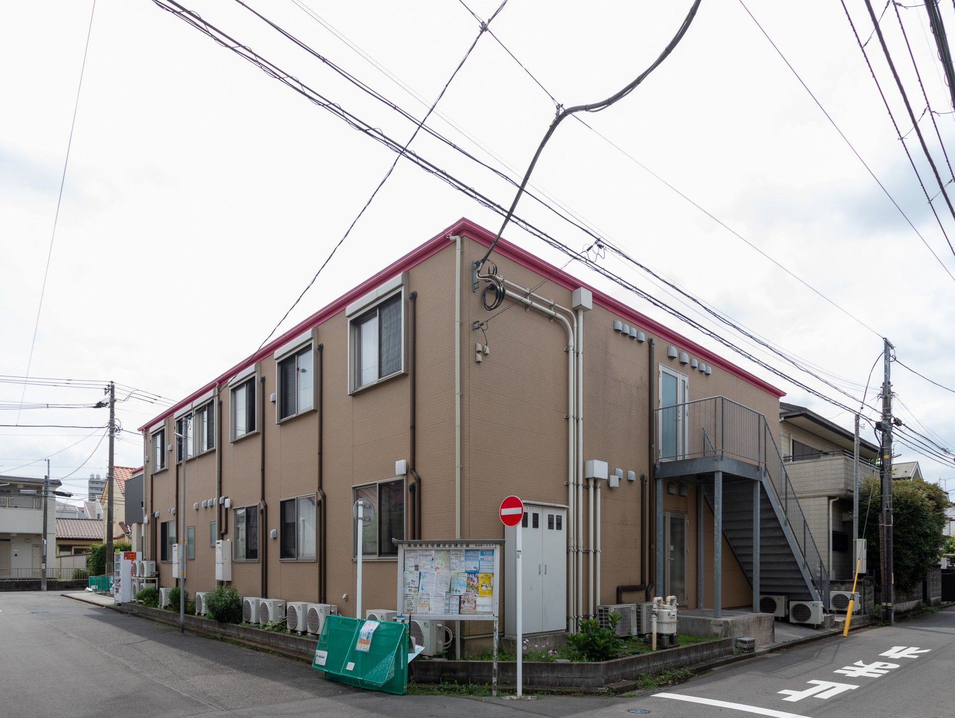 落ち着いた色合いの建物