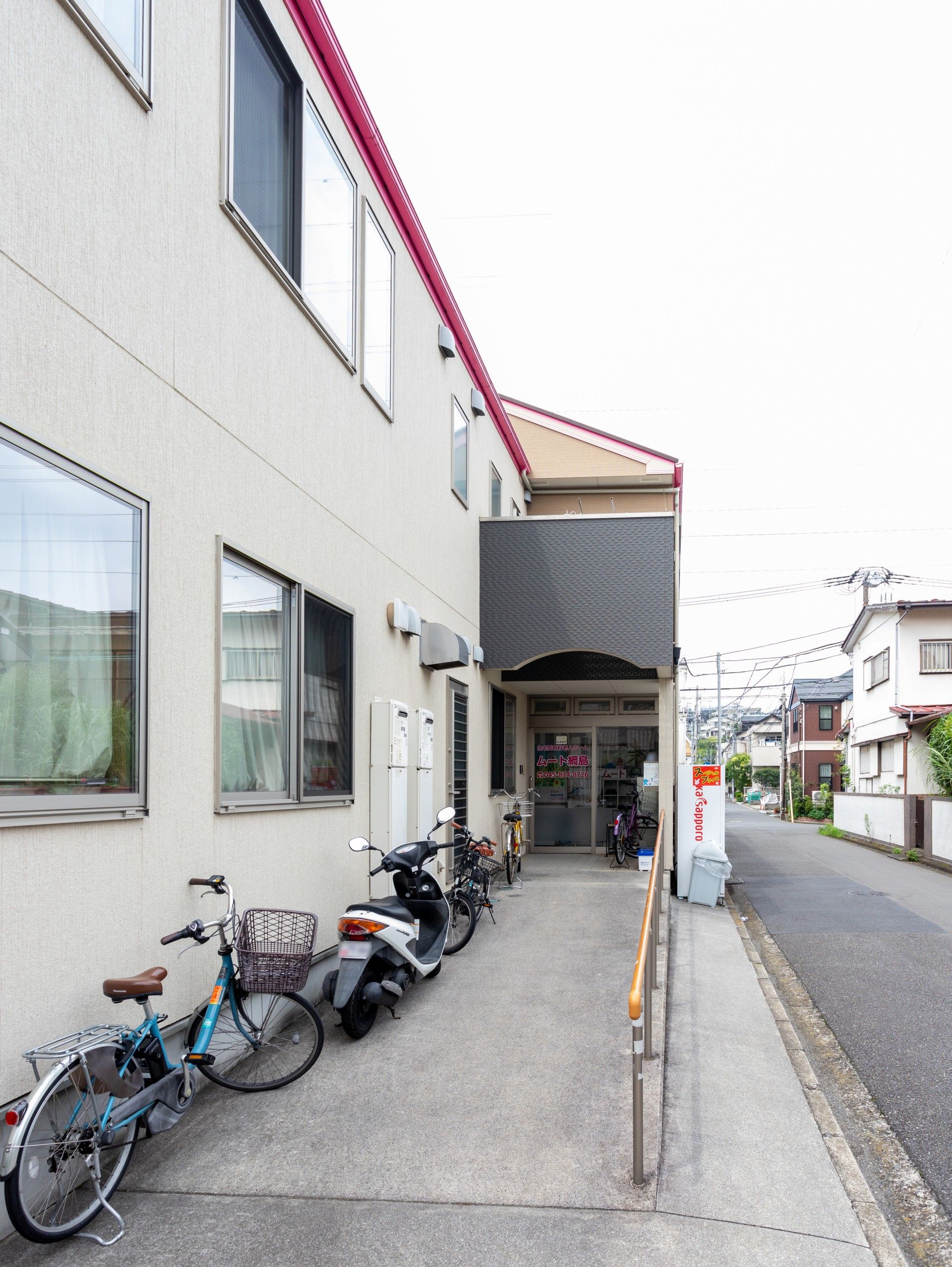明るい入り口の施設外観