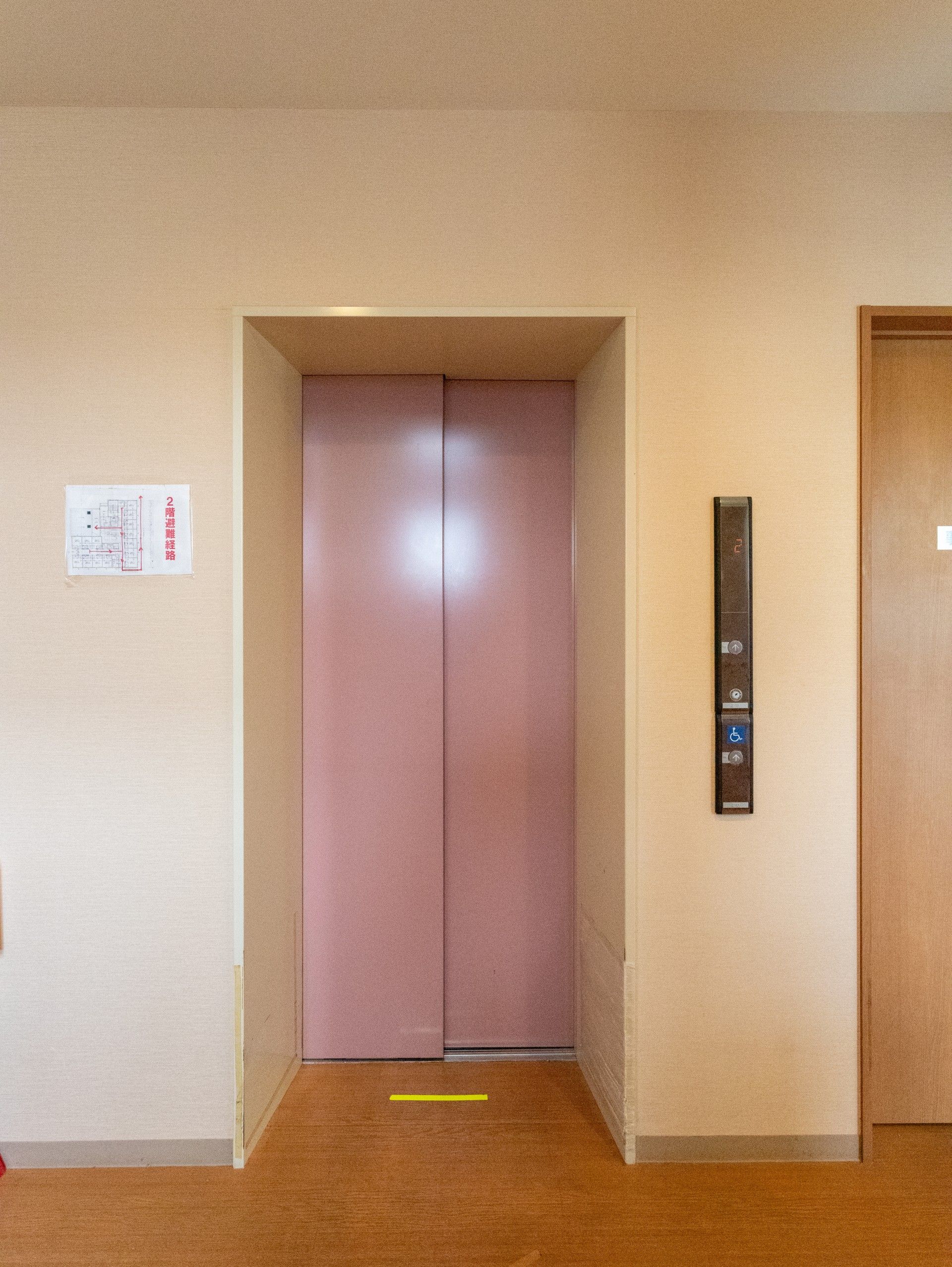 バリアフリー設計のエレベーター