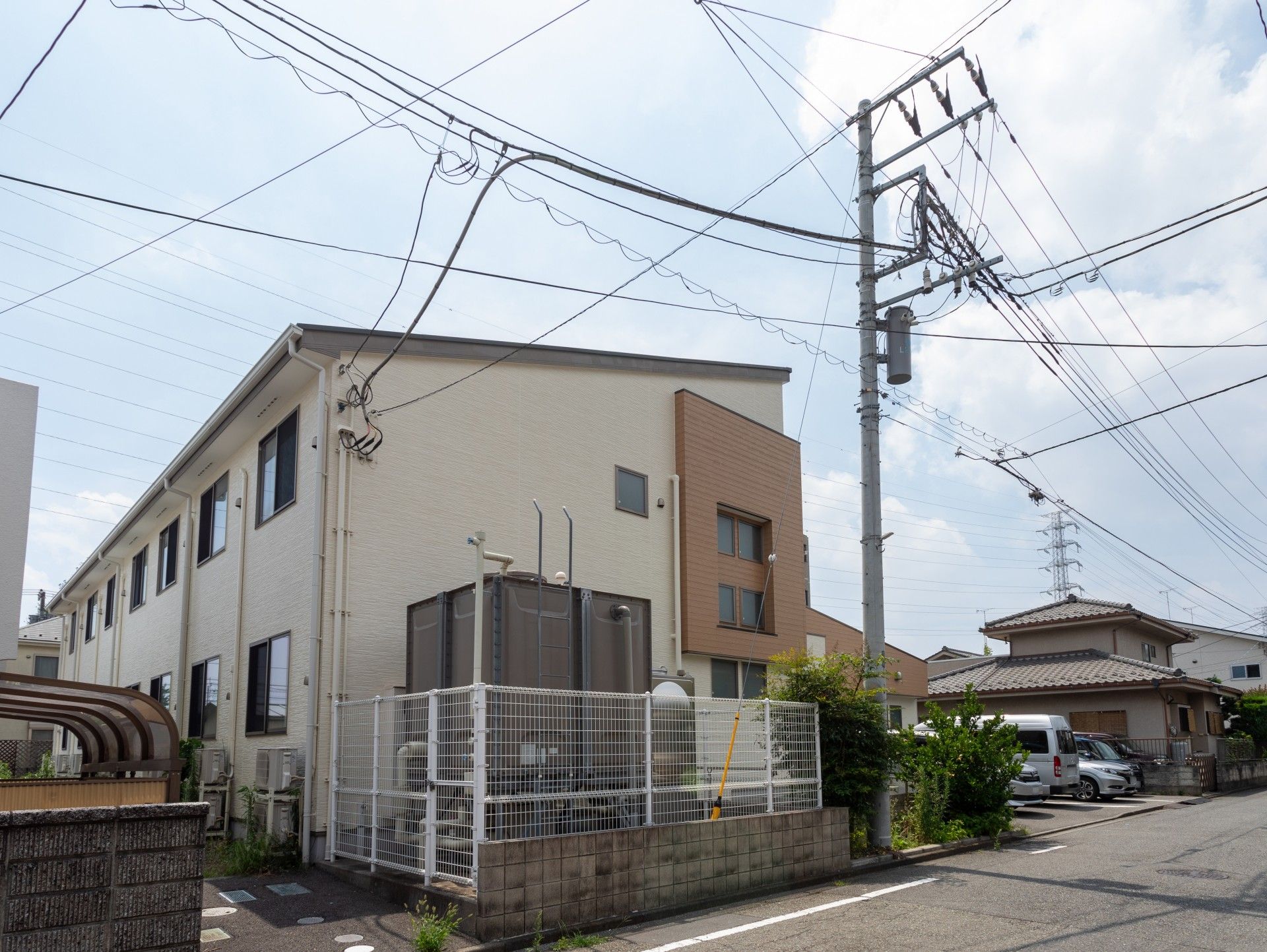 落ち着いた外観の建物